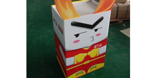 為什么紙展架的大貨材料看起來比樣品材料差？